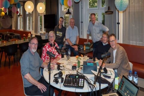 Op de foto, vlnr: voormalig presentator Peter van den Hout, presentatrice Corine van Dijk, vormgever Andre Kuiper, oud technicus Hans Pasman, initiatiefnemer Rene van de Kolk, voormalig presentator Arie Ribbers en podcast presentator Bert Kranenbarg (KRO/NCRV NPO Radio 5) en vroeger werkzaam bij Omroep Gelderland. De foto is gemaakt door voormalig Omroep Gelderland medewerker Jan van Dalen.