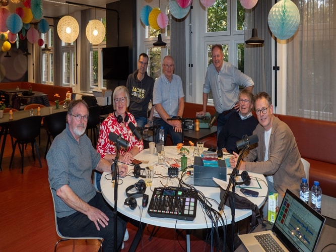 Op de foto, vlnr: voormalig presentator Peter van den Hout, presentatrice Corine van Dijk, vormgever Andre Kuiper, oud technicus Hans Pasman, initiatiefnemer Rene van de Kolk, voormalig presentator Arie Ribbers en podcast presentator Bert Kranenbarg (KRO/NCRV NPO Radio 5) en vroeger werkzaam bij Omroep Gelderland. De foto is gemaakt door voormalig Omroep Gelderland medewerker Jan van Dalen.